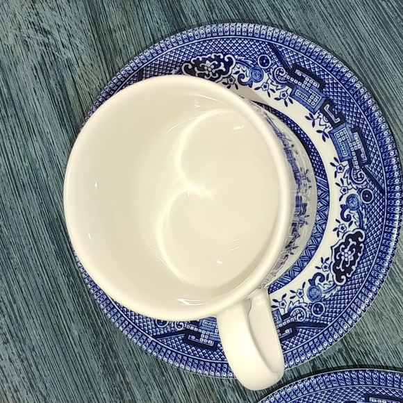 Blue Willow Churchill vintage tea cups & saucers - Picture 3 of 8